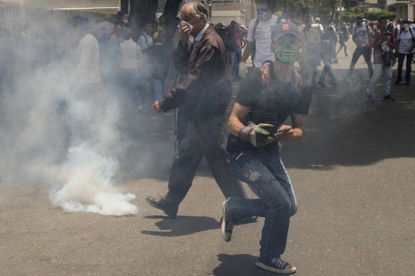 Νέα επεισόδια στη Βενεζουέλα: Δακρυγόνα από την αστυνομία εναντίον διαδηλωτών (vids+pics)