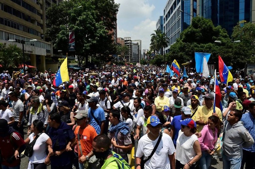 Νέα επεισόδια στη Βενεζουέλα: Δακρυγόνα από την αστυνομία εναντίον διαδηλωτών (vids+pics)