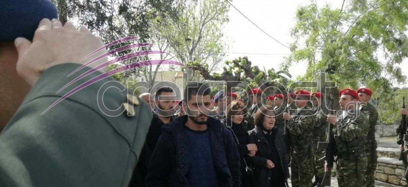 Σπαραγμός: Παλικάρια της Κρήτης οδηγούν τον υποστράτηγο Τζανιδάκη στην τελευταία του κατοικία