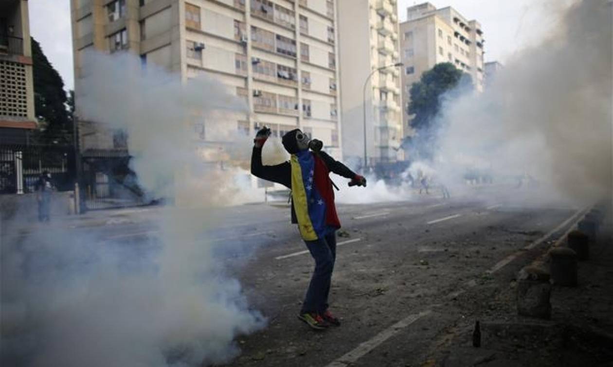 Νύχτα κόλαση και χάους στη Βενεζουέλα: Άλλοι 12 νεκροί (videos)