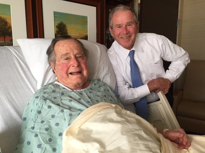 Η συγκινητική φωτογραφία και το μήνυμα των Μπους από το νοσοκομείο