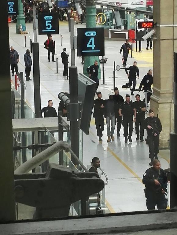 Πανικός στην «καρδιά» του Παρισιού: Άνδρας με μαχαίρι εισέβαλε σε σιδηροδρομικό σταθμό (vid+pics)