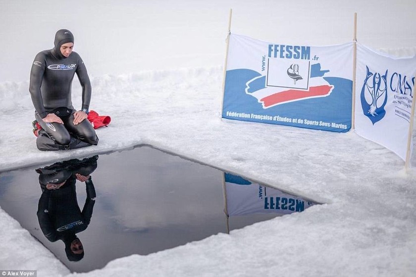 Εντυπωσιακές εικόνες: Βουτιά και ρεκόρ ελεύθερης κατάδυσης κάτω από πάγο!