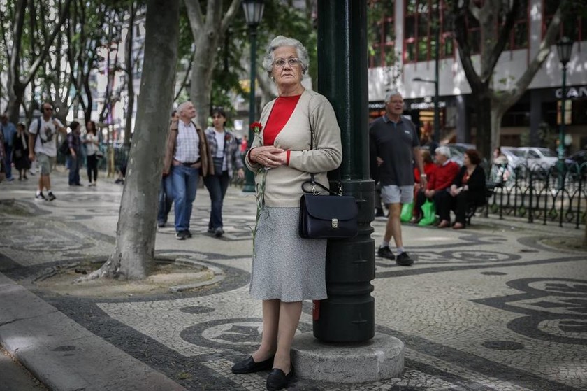 Πορτογαλία: Δεκάδες χιλιάδες στην επέτειο της Επανάστασης των Γαρυφάλλων (Pics)