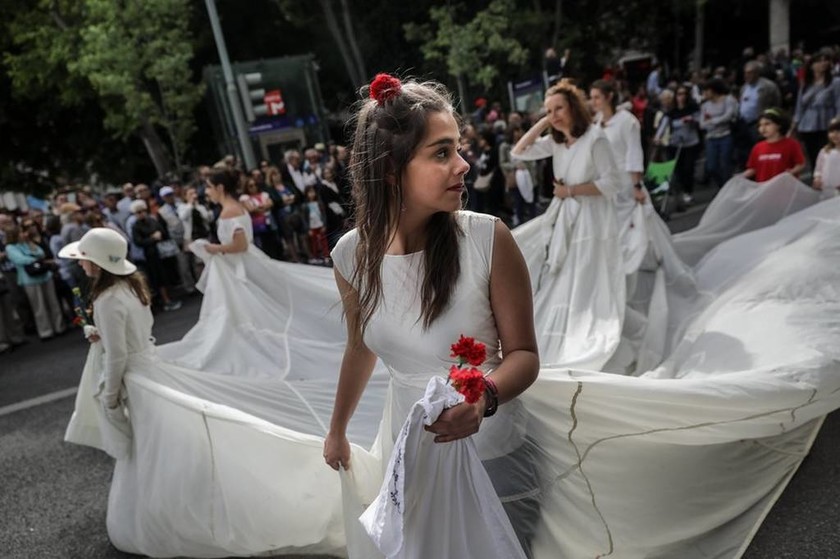 Πορτογαλία: Δεκάδες χιλιάδες στην επέτειο της Επανάστασης των Γαρυφάλλων (Pics)