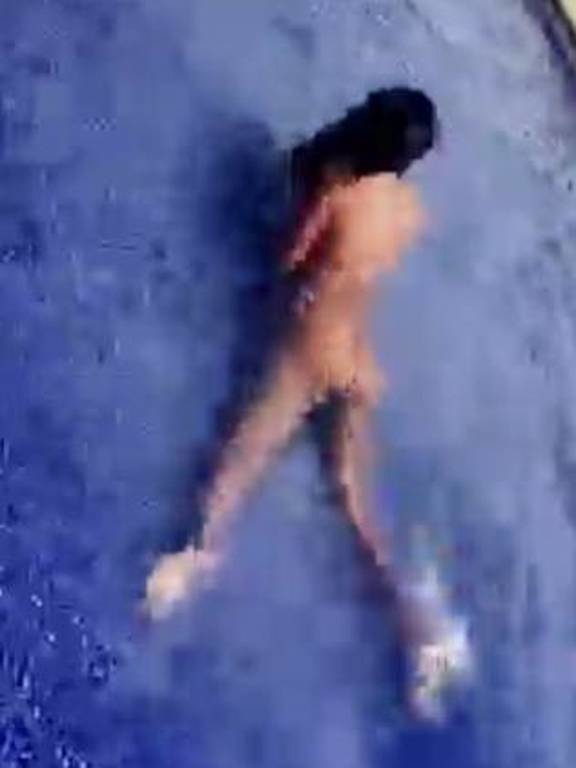 Ακατάλληλο βίντεο της Kourtney Kardashian: Τι κάνει ολόγυμνη στην πισίνα;  
