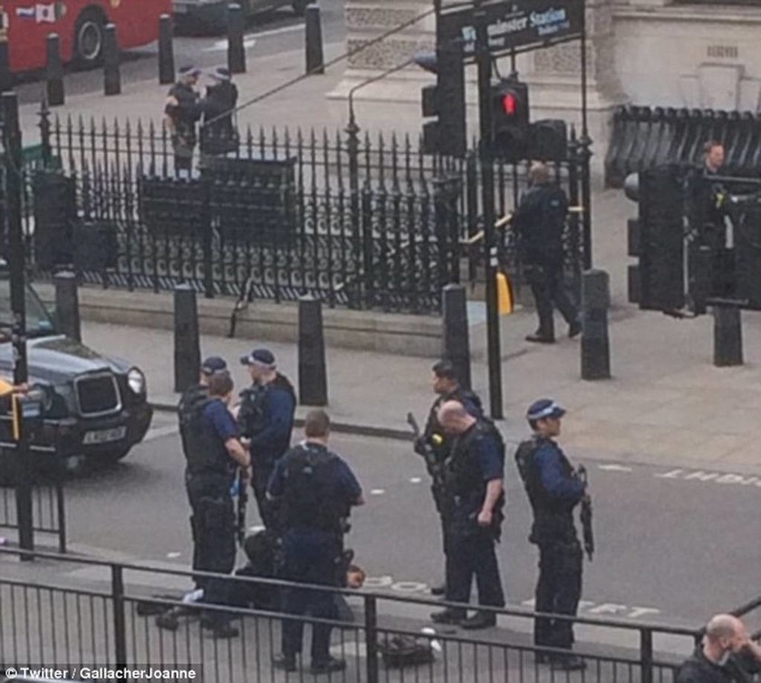 Συνελήφθη άνδρας με μαχαίρια έξω από το Κοινοβούλιο στο Λονδίνο (pics+vid)
