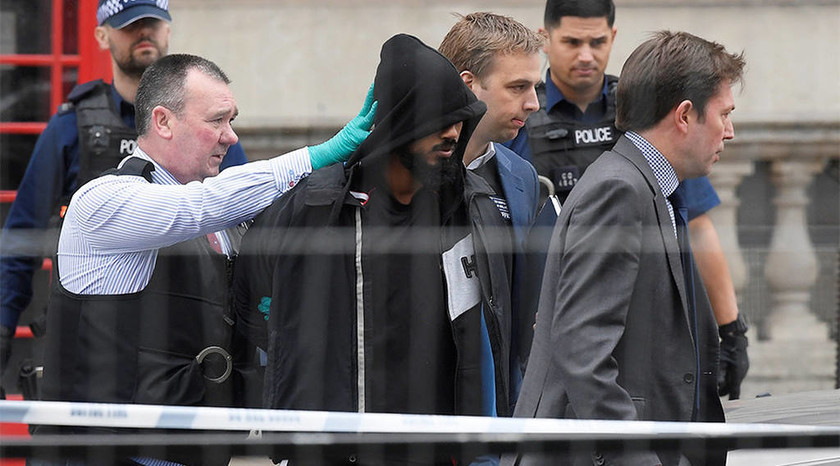 Συνελήφθη άνδρας με μαχαίρια έξω από το Κοινοβούλιο στο Λονδίνο (pics+vid)