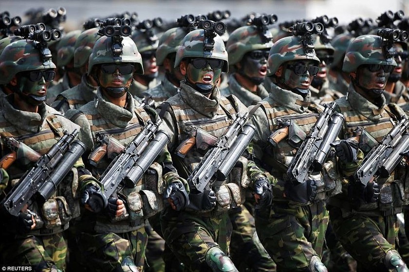 Παρέλασαν με ψεύτικα όπλα στην Β.Κορέα; (pics)
