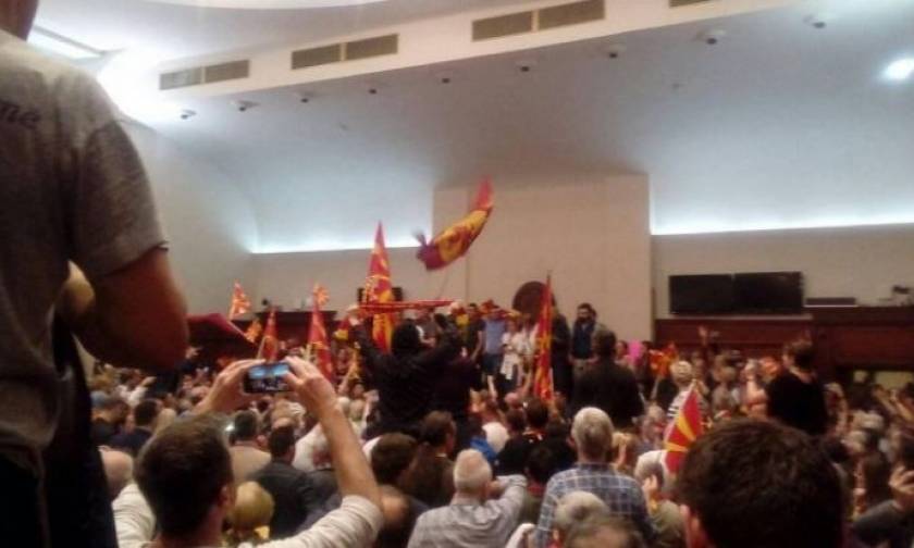 Χάος στα Σκόπια: Εισβολή οπαδών του Γκρούεφσκι στη Βουλή - Χαροπαλεύει βουλευτής (pics+vid)