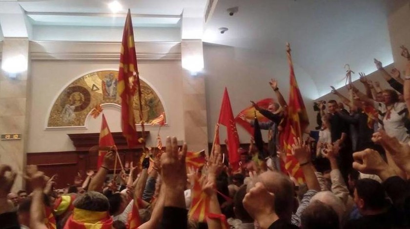 Χάος στα Σκόπια: Εισβολή διαδηλωτών στη Βουλή - Δείτε Live