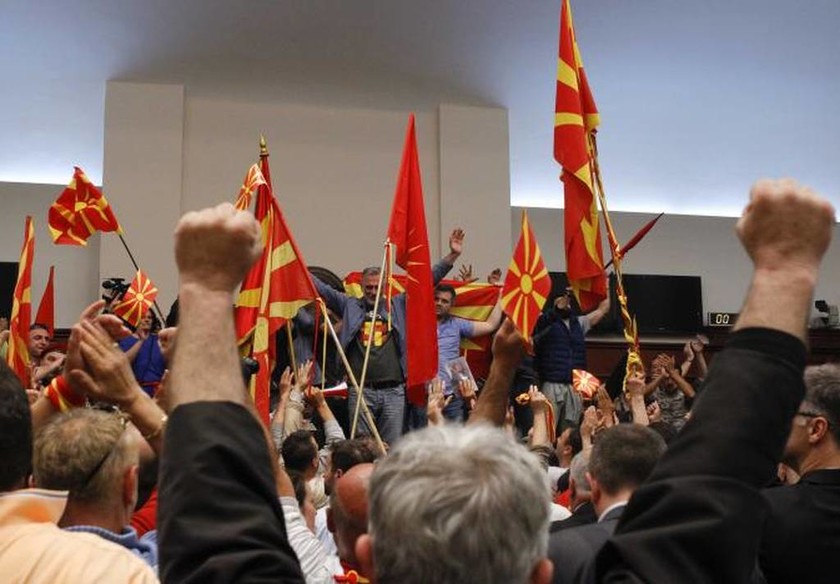 Χάος στα Σκόπια: Εισβολή διαδηλωτών στη Βουλή - Δείτε Live