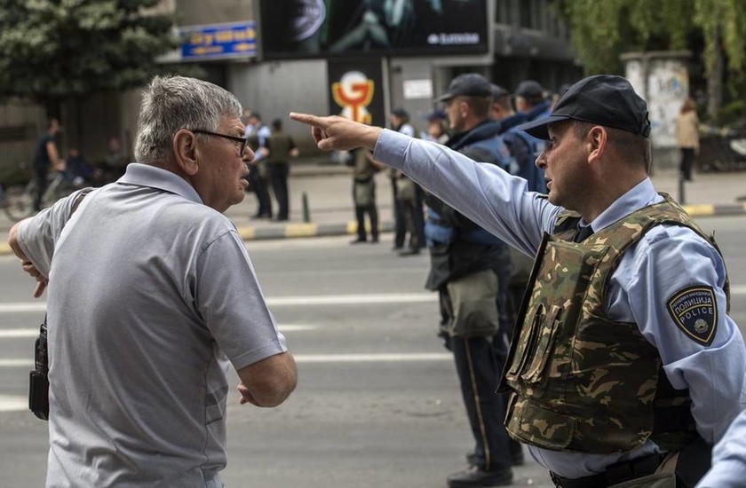 Στρατιωτικοποιημένη ζώνη τα Σκόπια – Φόβοι για νέα επεισόδια το απόγευμα