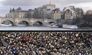 Στο σφυρί τα «λουκέτα της αγάπης» που αφήνουν οι ερωτευμένοι στις γέφυρες του Παρισιού (vid)