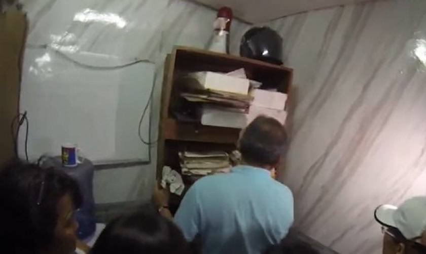 Σοκαριστικές εικόνες: Βρέθηκαν δέκα άνθρωποι στοιβαγμένοι σε μυστικό κελί αστυνομικού τμήματος