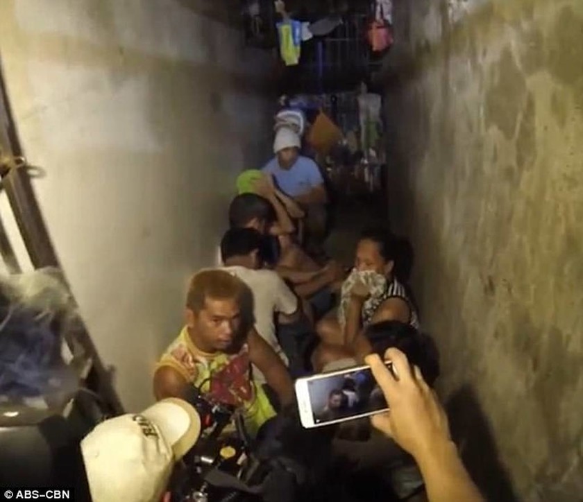 Σοκαριστικές εικόνες: Βρέθηκαν δέκα άνθρωποι στοιβαγμένοι σε μυστικό κελί αστυνομικού τμήματος