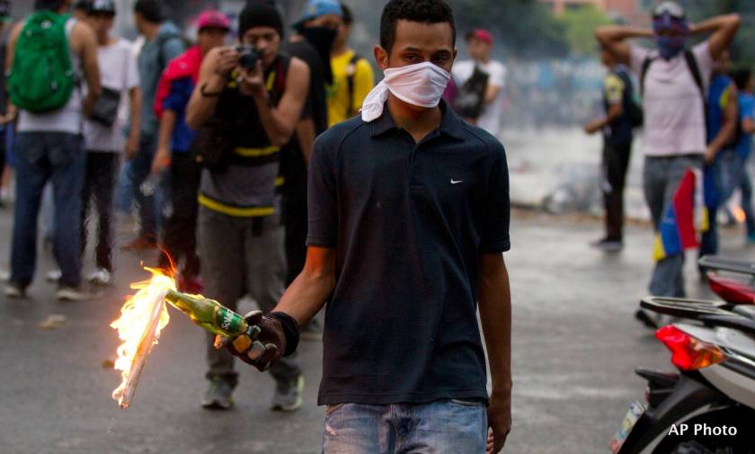 Χάος στη Βενεζουέλα: Νέες διαδηλώσεις κατά της «δικτατορίας του Μαδούρο» (Vids)