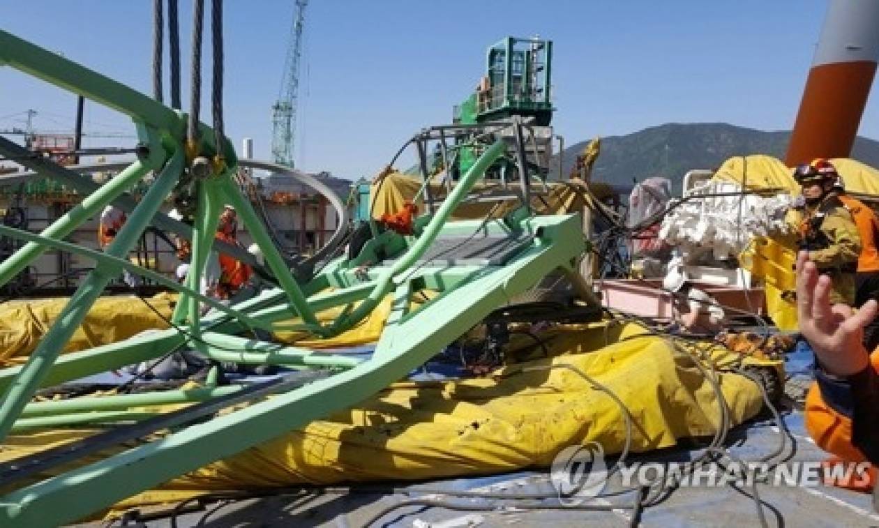Τραγωδία στη Νότια Κορέα: Γερανός καταπλάκωσε δεκάδες εργάτες σε ναυπηγείο (Pics)