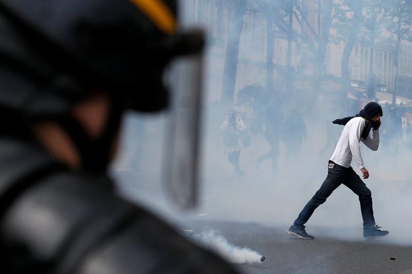 Πρωτομαγιά 2017: «Φλέγεται» το Παρίσι - Συγκρούσεις διαδηλωτών με την αστυνομία (pics+vid)
