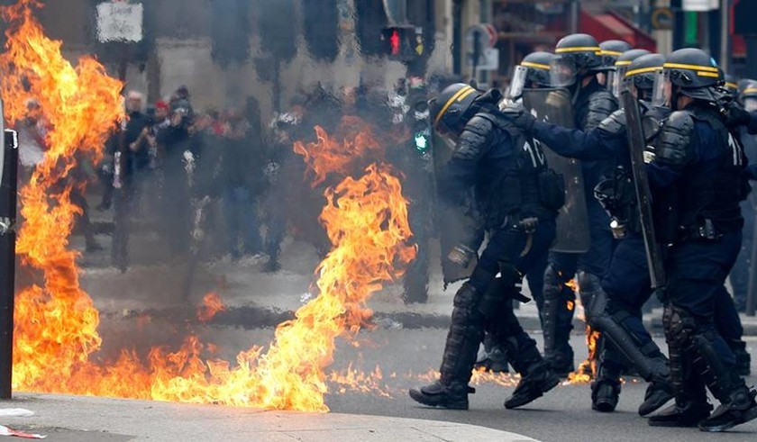 Πρωτομαγιά 2017: «Φλέγεται» το Παρίσι - Συγκρούσεις διαδηλωτών με την αστυνομία (pics+vid)