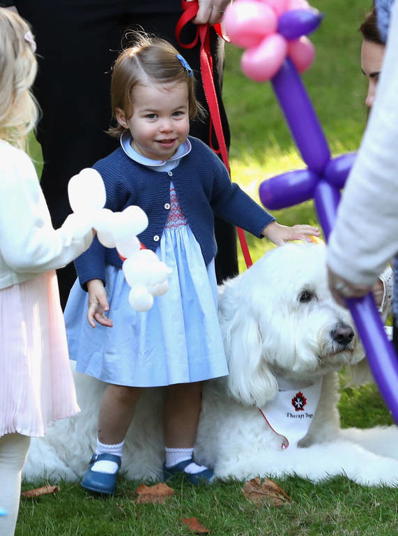 Έγινε ήδη δύο ετών: Η κόρη του πρίγκηπα Γουίλιαμ και της Κέιτ Μίντλετον είναι «φτυστή» η βασίλισσα