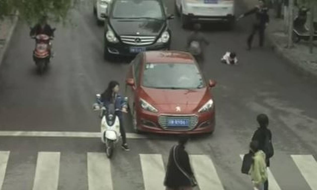 Βίντεο σοκ: Δείτε πώς σώθηκε κοριτσάκι πάνω από το οποίο πέρασαν δύο αυτοκίνητα!