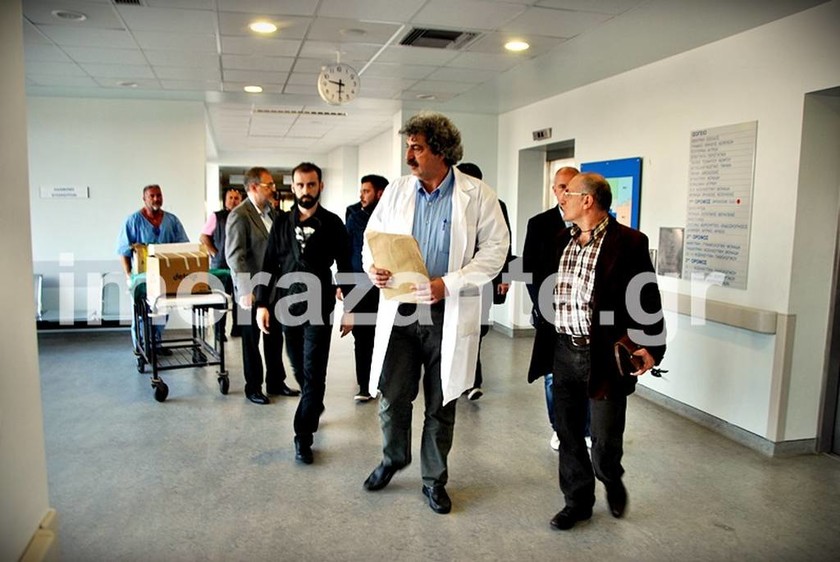 Πολάκης: Έβαλε την ιατρική ρόμπα και χειρούργησε στο νοσοκομείο Ζακύνθου (pics)