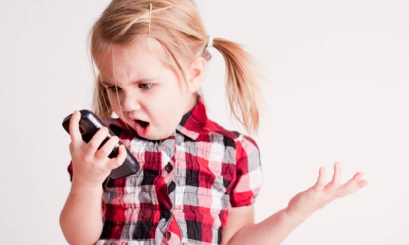 Τα παιδιά έως δύο ετών που παίζουν με κινητά και ταμπλέτες αργούν να μιλήσουν