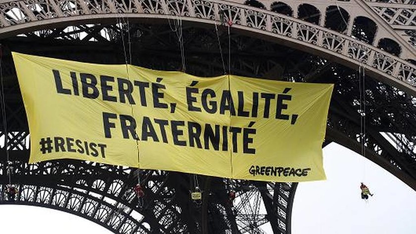 Εκλογές Γαλλία: «Καταδρομική» δράση της Greenpeace στον Πύργο του Άιφελ - Σήκωσαν πανό για τη Λεπέν