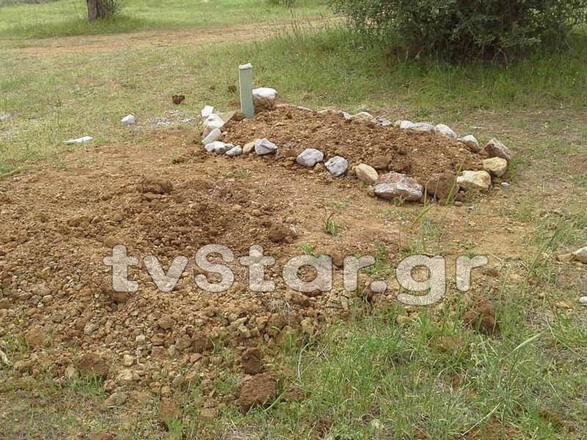 Βοιωτία: Μυστήριο με «φρέσκους» τάφους σε χωράφι - Τι συμβαίνει; (vid&pics)