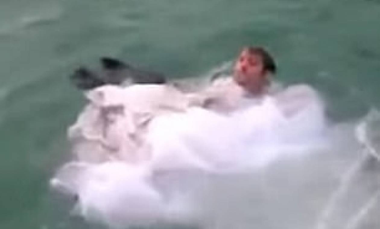 Παραλίγο τραγωδία: Νύφη βούτηξε με το νυφικό στη θάλασσα και κόντεψε να πνιγεί (vid)
