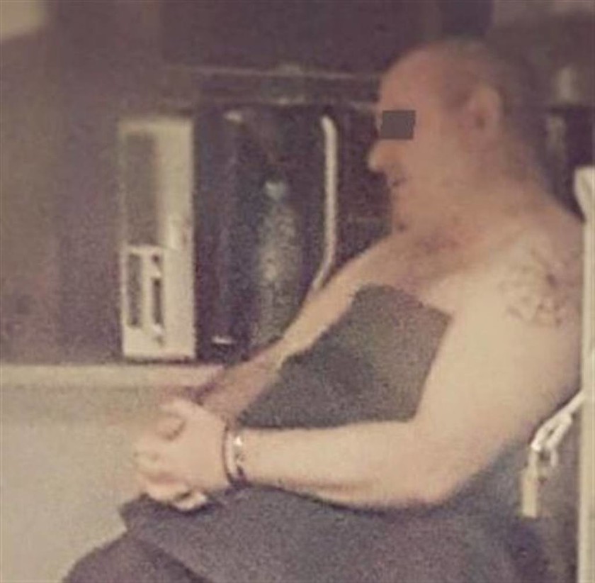 Φωτογραφία ντοκουμέντο: Ο βιαστής της Δάφνης γυμνός στο σπίτι του με χειροπέδες