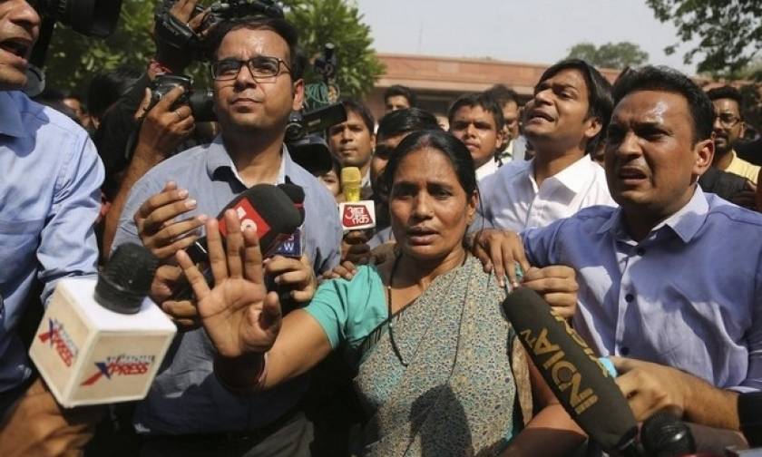 Ινδία: Επικυρώθηκε η θανατική ποινή για 4 άνδρες που βίασαν και σκότωσαν φοιτήτρια