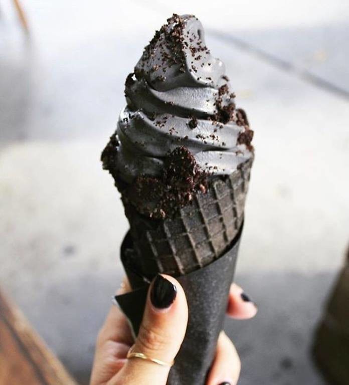 Λος Άντζελες: Η νέα τρέλα στο παγωτό χωνάκι είναι πολύ... «γκόθικ»