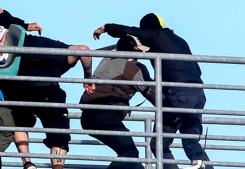 Εικόνα σοκ: Η στιγμή που χούλιγκαν του ΠΑΟΚ μαχαιρώνει οπαδό της ΑΕΚ