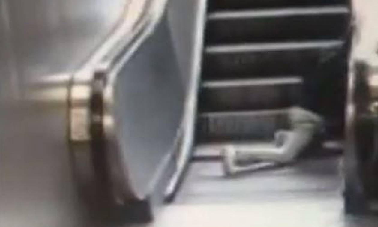 Βίντεο-Σοκ: Το παιχνίδι στις κυλιόμενες σκάλες παραλίγο να καταλήξει σε τραγωδία (ΣΚΛΗΡΕΣ ΕΙΚΟΝΕΣ)