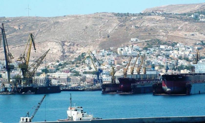 Κατάληψη της Περιφέρειας Νοτίου Αιγαίου από εργαζόμενους στα ναυπηγεία Νεωρίου Σύρου