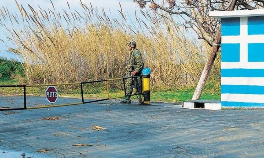 Κύπρος: Βάζουν χάρτινους στρατιώτες σε σκοπιές στρατοπέδων (photo)