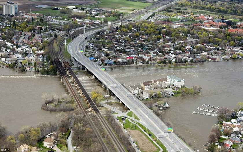 Καναδάς: Τουλάχιστον ένας νεκρός από τις σαρωτικές πλημμύρες - Αγνοείται 2χρονο κοριτσάκι (pics+vid)