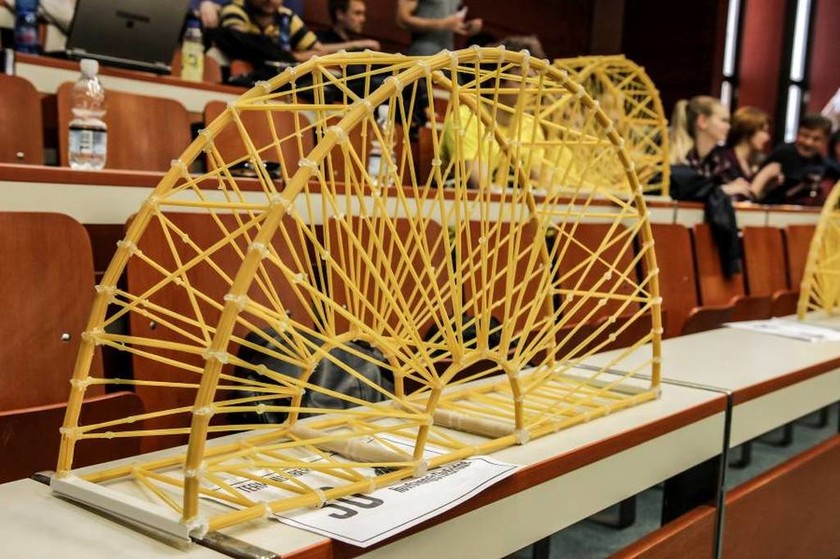 Εσύ ήξερες πως υπάρχει διεθνής διαγωνισμός κατασκευής γεφυρών από… σπαγγέτι; (pics)