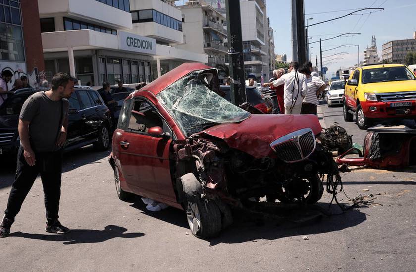 Σφοδρό τροχαίο στη Λ. Συγγρού - Μάχη για τη ζωή του δίνει ο οδηγός (pics+vid)