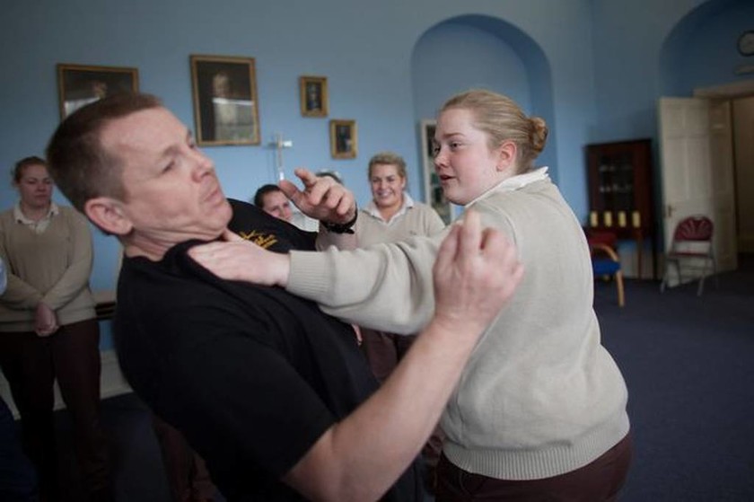 Βρετανία: Σούπερ νταντάδες εκπαιδεύονται από πρώην μυστικούς πράκτορες! (pics)