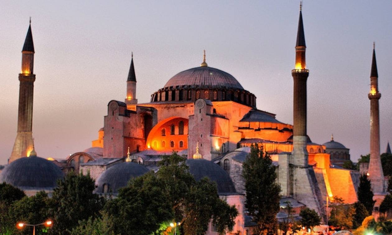 Πρόκληση και ασέβεια: Οι Τούρκοι καλούν μουσουλμάνους για προσευχή στην Αγιά Σοφιά (vid)