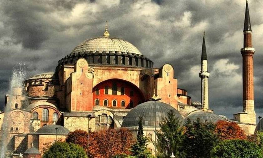 Προκαλούν επικίνδυνα οι Τούρκοι: Προσευχήθηκαν έξω από την Αγια - Σοφιά απαιτώντας να γίνει τζαμί