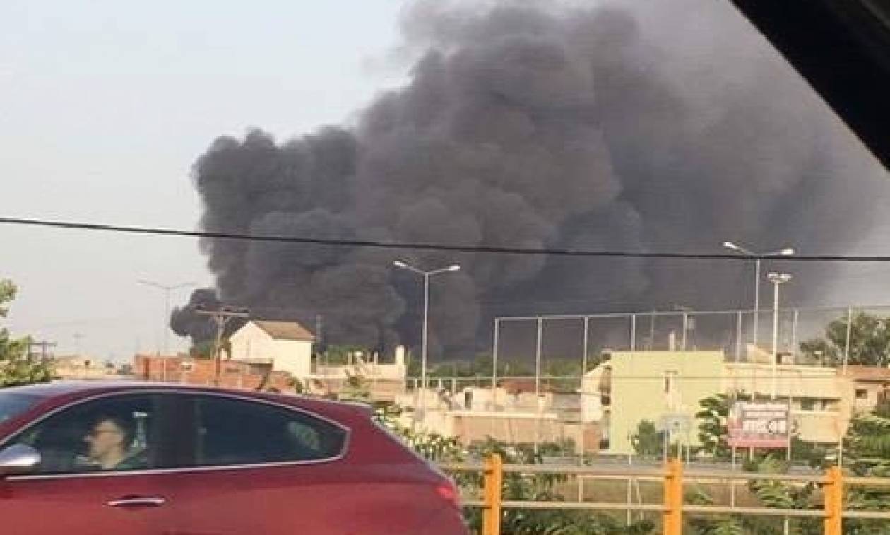 Μεγάλη πυρκαγιά στη Λάρισα: Πυκνοί καπνοί και αποπνικτική ατμόσφαιρα - Δείτε φωτογραφίες