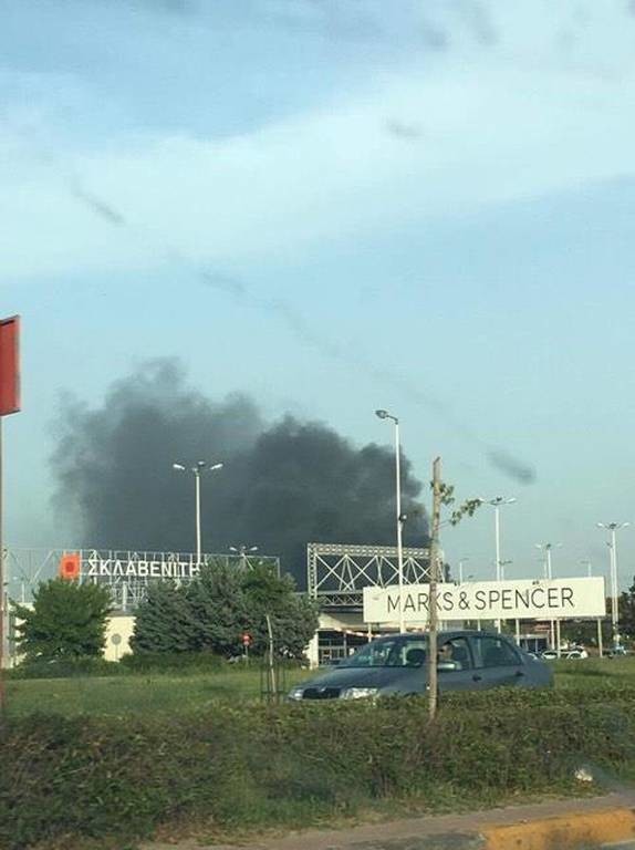 Μεγάλη πυρκαγιά στη Λάρισα – Πυκνοί καπνοί και αποπνικτική ατμόσφαιρα 