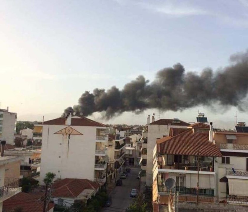 Μεγάλη πυρκαγιά στη Λάρισα – Πυκνοί καπνοί και αποπνικτική ατμόσφαιρα 