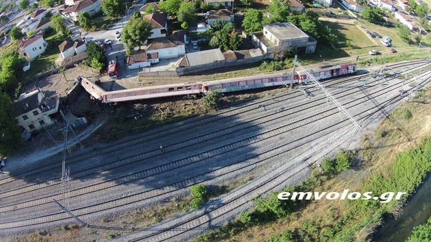 Εκτροχιασμός τρένου: Σοκάρουν οι πρώτες εικόνες της τραγωδία υπό το φως της ημέρας (pics+vids)