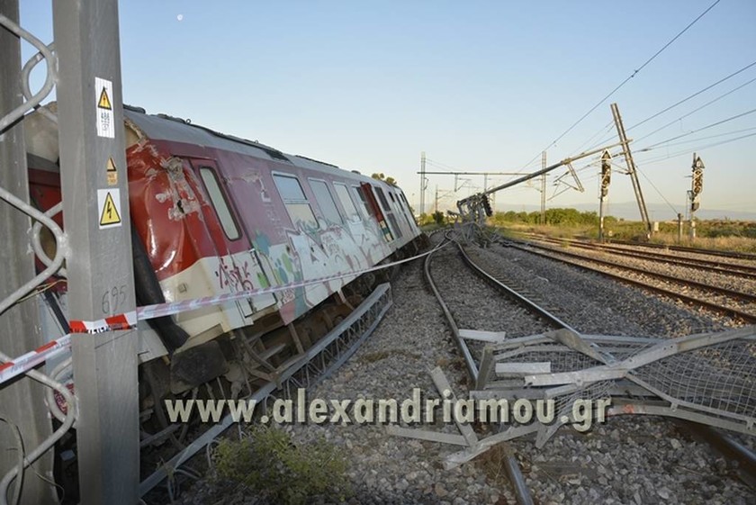 Εκτροχιασμός τρένου: Σοκάρουν οι πρώτες εικόνες της τραγωδία υπό το φως της ημέρας (pics+vids)