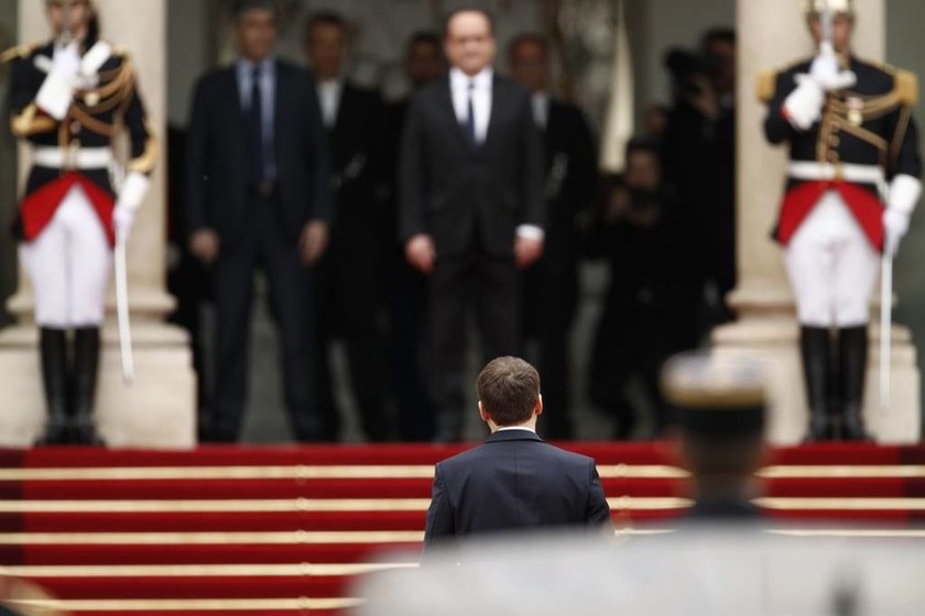 Τέλος εποχής στη Γαλλία: Ο Μακρόν παραλαμβάνει τη σκυτάλη της εξουσίας από τον Ολάντ (Pics)